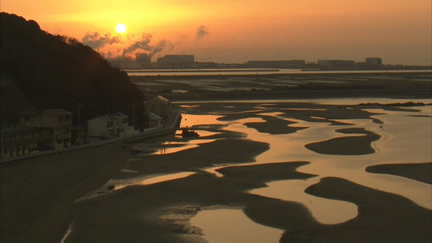 1月31日(火)　朝日に輝く幻想的な風景　たつの新舞子海岸　