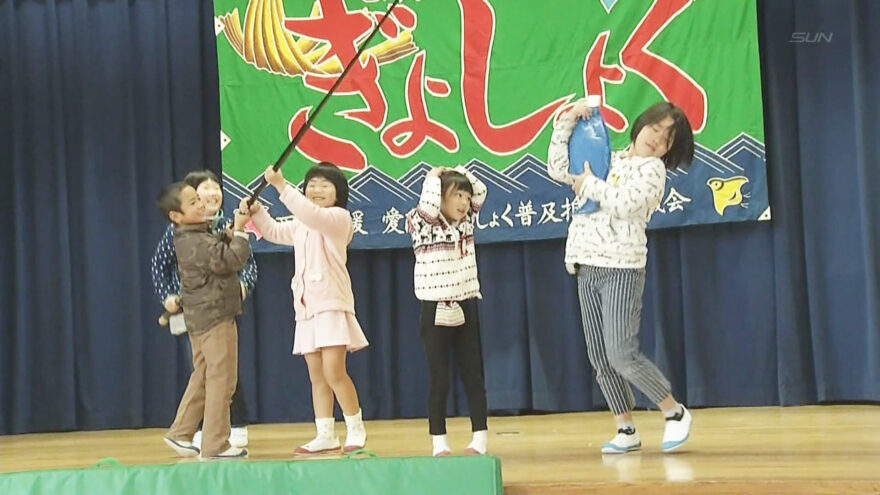 2017年12月13日（水）触れて食べて　篠山の小学校で魚の授業
