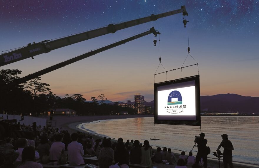 淡路島の海の上に巨大なスクリーンを浮かべ砂浜から映画を楽しむ 「うみぞら映画祭2018」