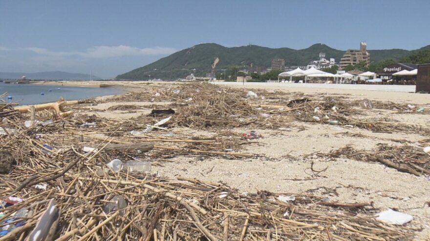 2018年７月10日　須磨海岸に大量のごみ　海開きに向けて撤去作業