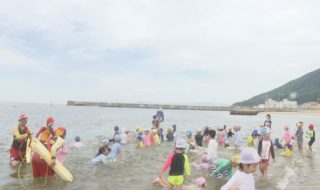 須磨海水浴場で水遊びを楽しむ子どもたち