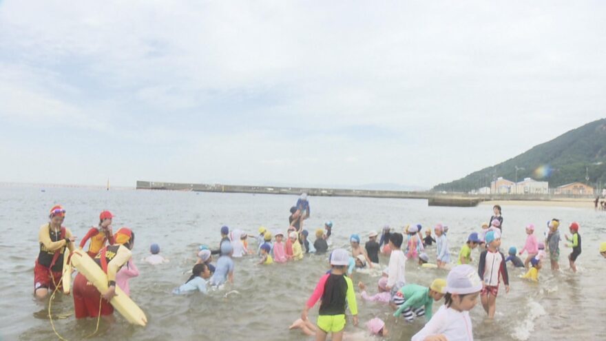 須磨海水浴場で水遊びを楽しむ子どもたち