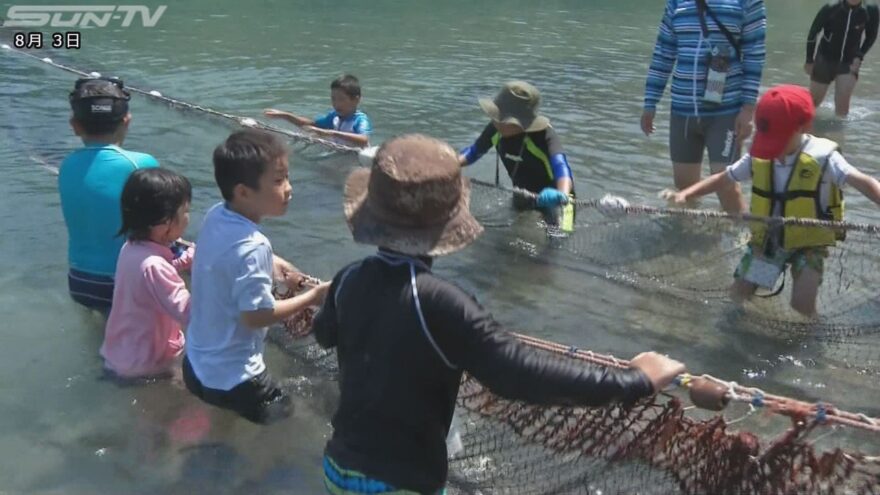2018年8月3日 子どもたちが地引網に挑戦 香美町の海水浴場