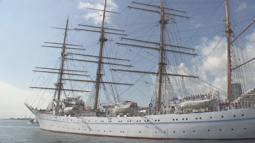 神戸港を出港する大型練習帆船「海王丸」