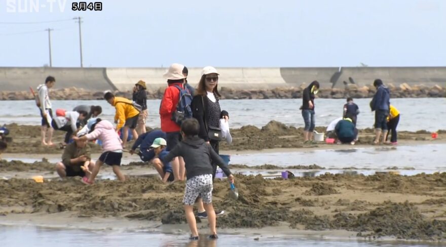 たつの・新舞子浜　家族連れが潮干狩り