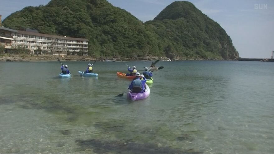 カヌーで移動 竹野海岸で中学生が清掃活動