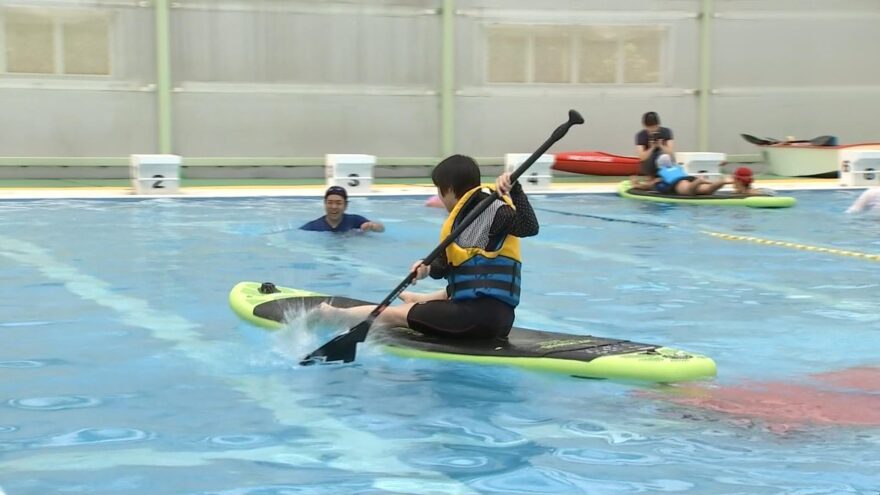 プール開きで子どもたちが水遊び