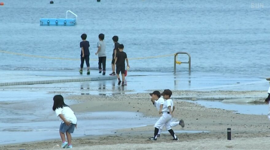 美しい砂浜と南国ムード　南あわじ市で阿万海岸海水浴場海開き