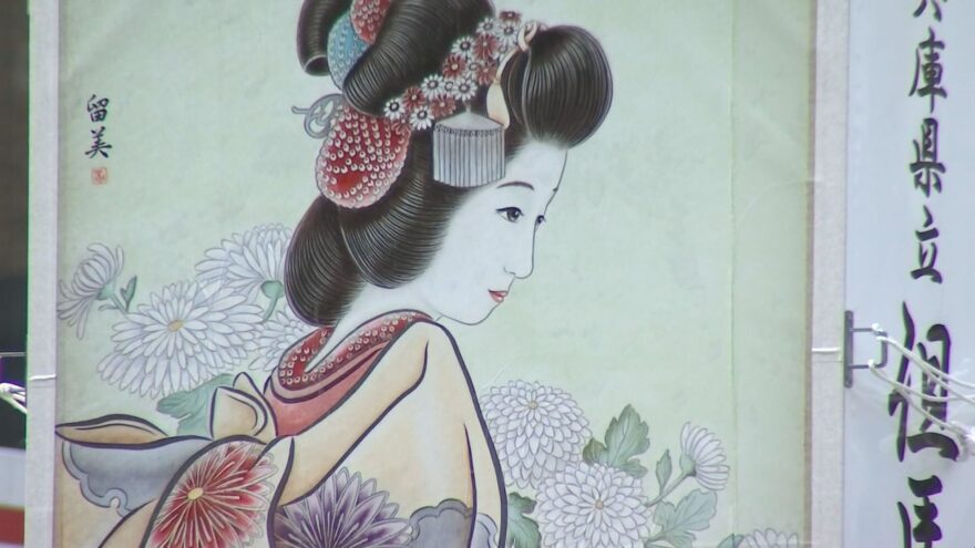 湯村温泉の夏の風物詩 温泉街を照らす巨大絵灯篭