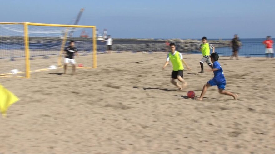 夏の終わりの熱戦！　新温泉町の砂浜でサッカー大会