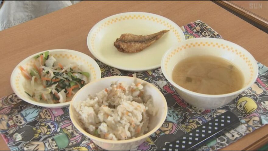 地元食材にこだわり　ハタハタを使った学校給食