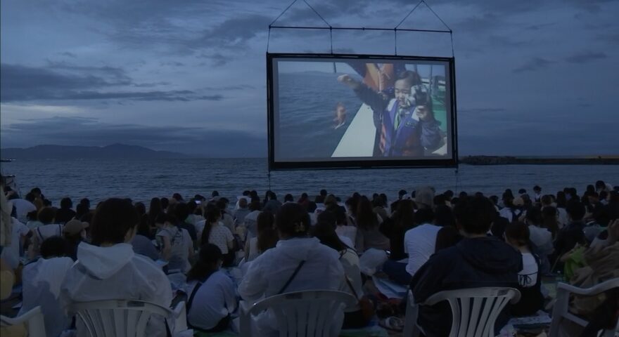 洲本市で「うみぞら映画祭」海岸のごみ拾いも実施