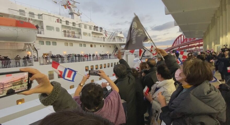 豪華客船「ぱしふぃっくびいなす」が最終航海へ出発　神戸港でお見送りセレモニー