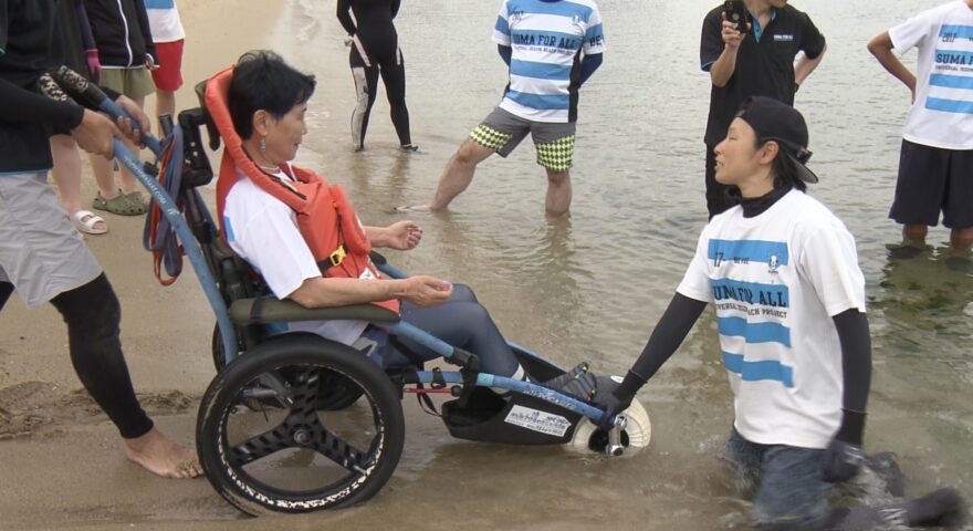 「サポートする方も違った喜びがある」海開きに向け 須磨海水浴場で水陸両用車いすの使い方学ぶ講習会
