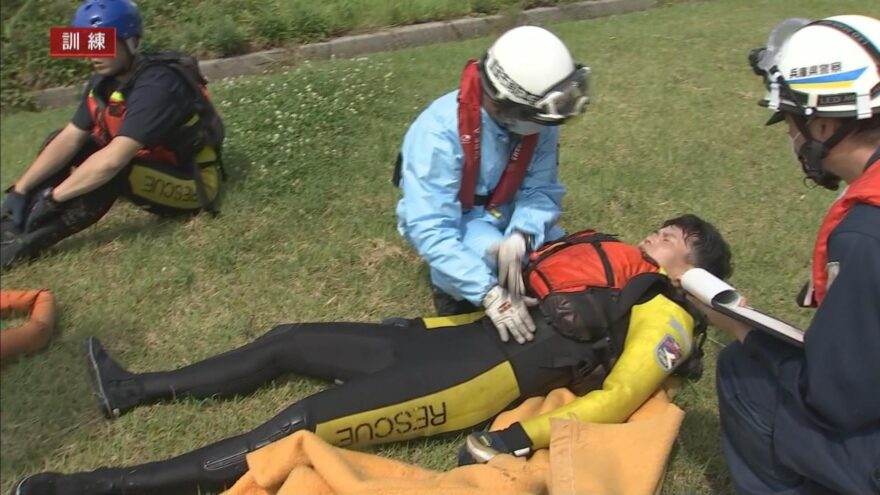 豊岡市の海岸で合同水難救助訓練 警察や消防などから約30人参加 救助や情報共有の手順確認