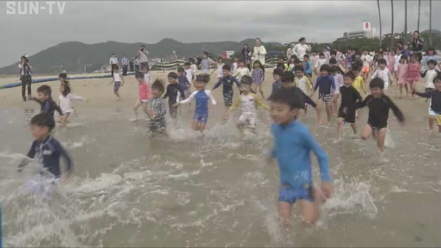 須磨海水浴場 海開き「スマイルビーチ」で子どもたちが早速水遊び