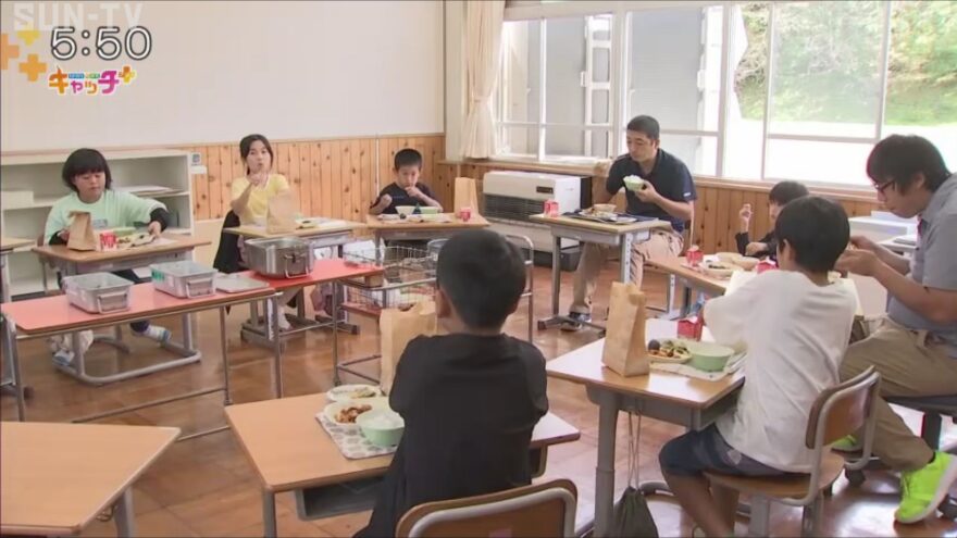 魚の料理教室 香美町の小学生が「ハタハタの唐揚げ」に挑戦