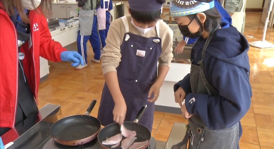 小学校で地元産の魚の魅力を伝える　南あわじ市でおさかな料理教室