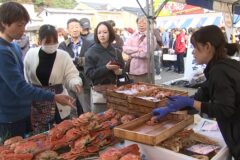 冬の味覚満喫！豊岡市で恒例の「かにまつり」にぎわう