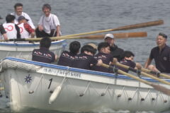 神戸港で伝統のカッターレース　観客の声援が響きわたる