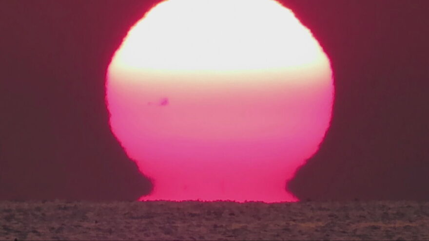 淡路島で「だるま朝日」確認　～蜃気楼の一種 まるでだるま～