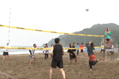 雨の中でのビーチバレー大会　新温泉町「び～ちふぇすた」